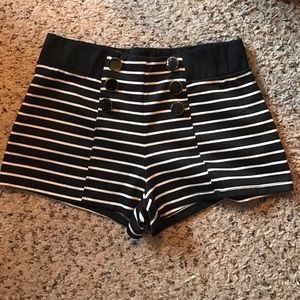 Cute black & white shorts!